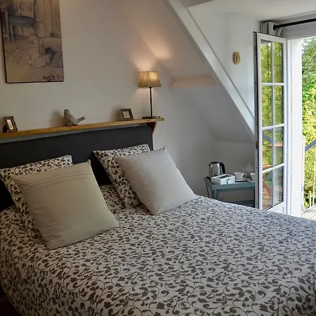 L ' Authentique לינה וארוחת בוקר 3*